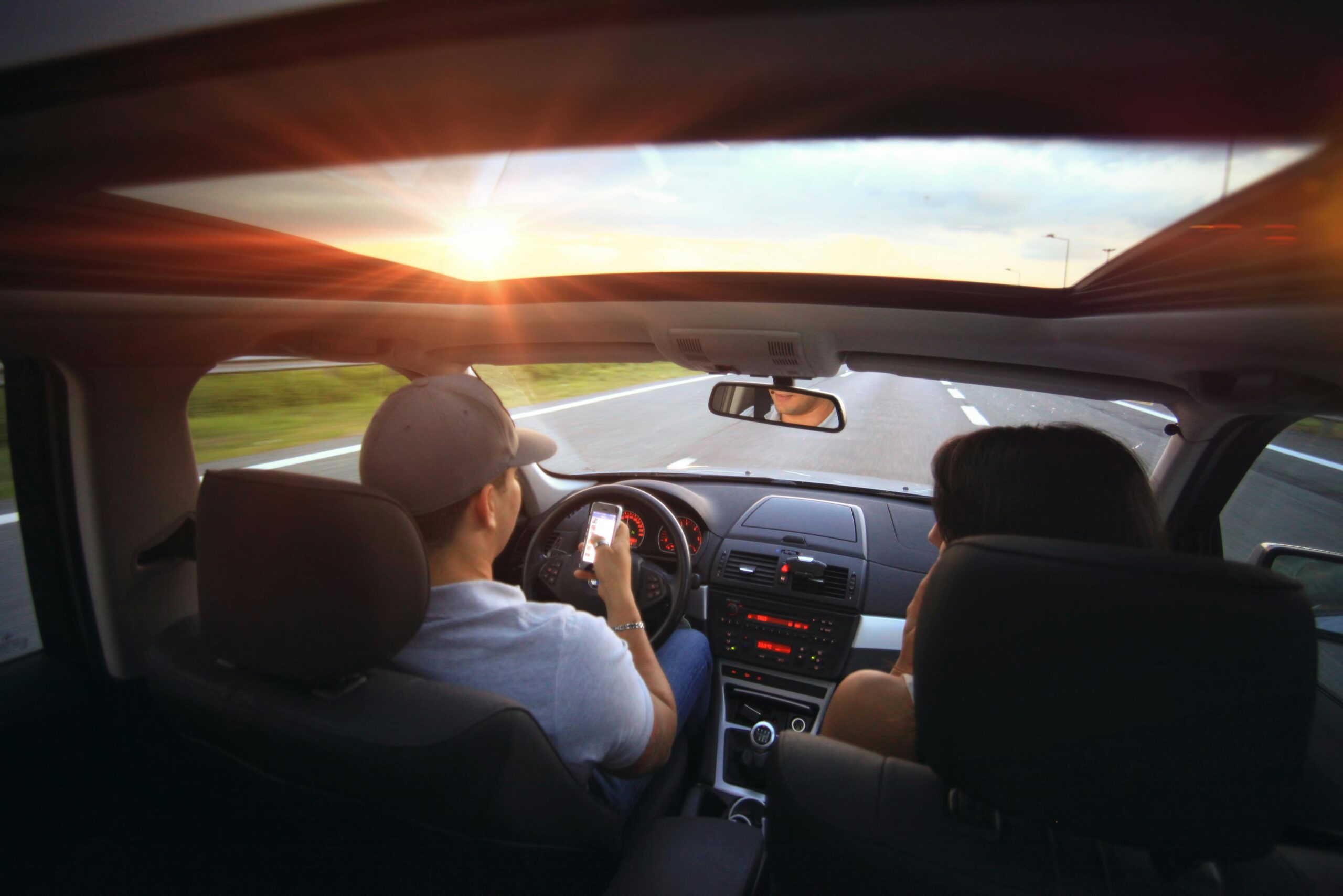 Injured person speaking with a lawyer after a distracted driving accident caused by a briefly inattentive driver.