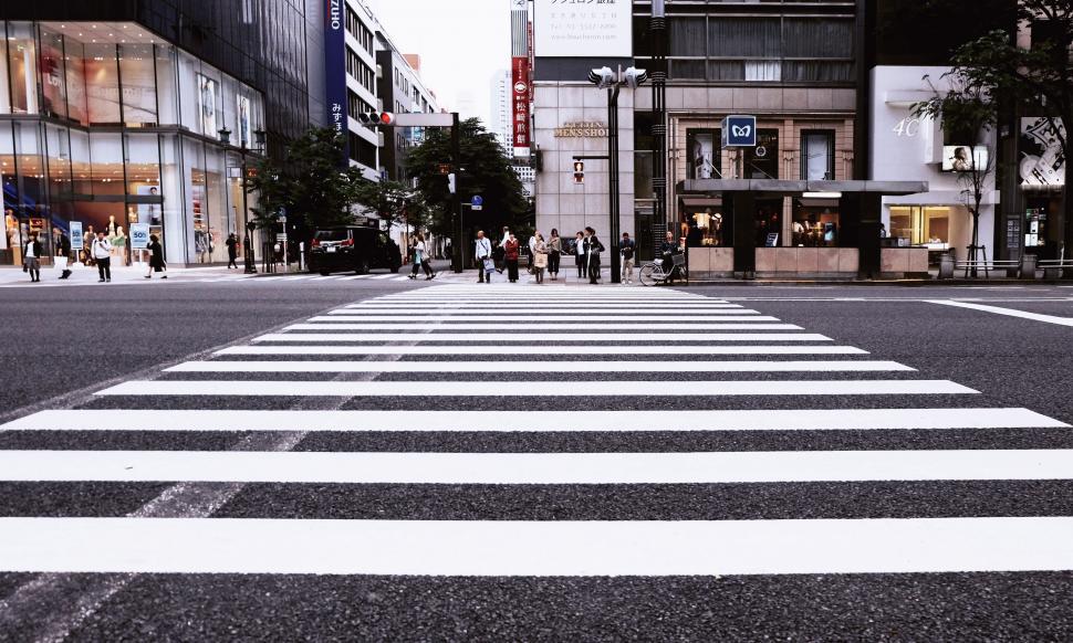 Do pedestrians have the right of way in parking lots during vehicle encounters