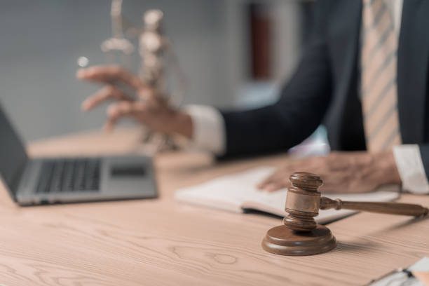 Personal injury lawyer explaining fee structure to a client during a legal consultation.